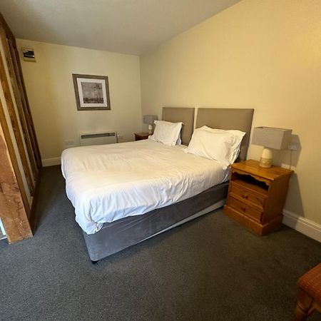 The White Hart Hotel 웰윈 외부 사진