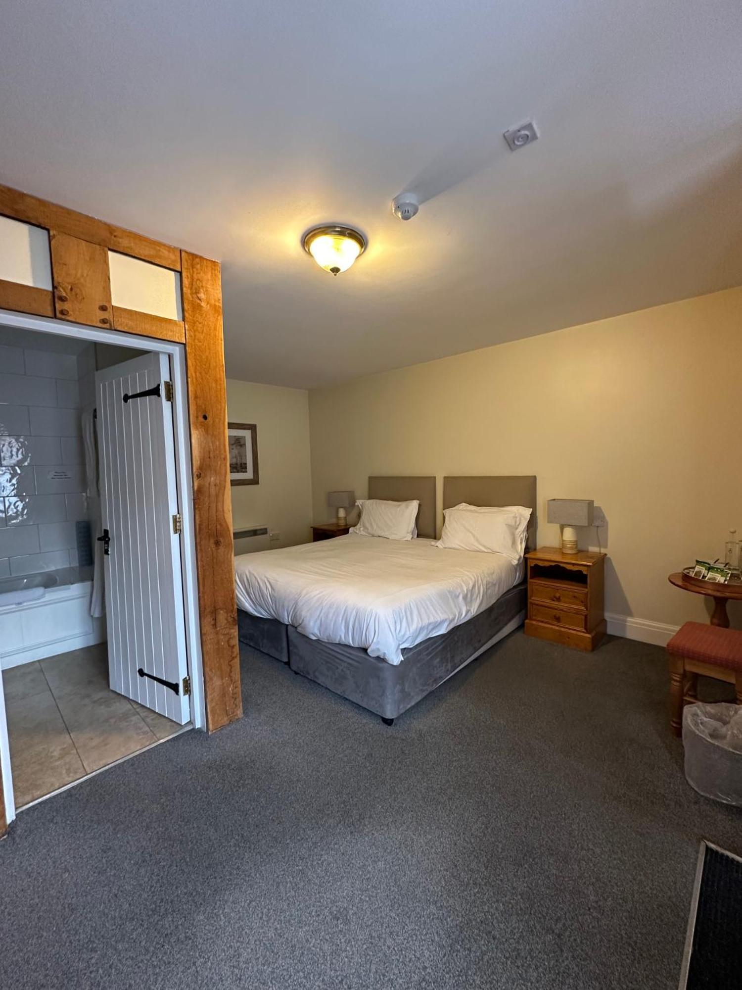 The White Hart Hotel 웰윈 외부 사진