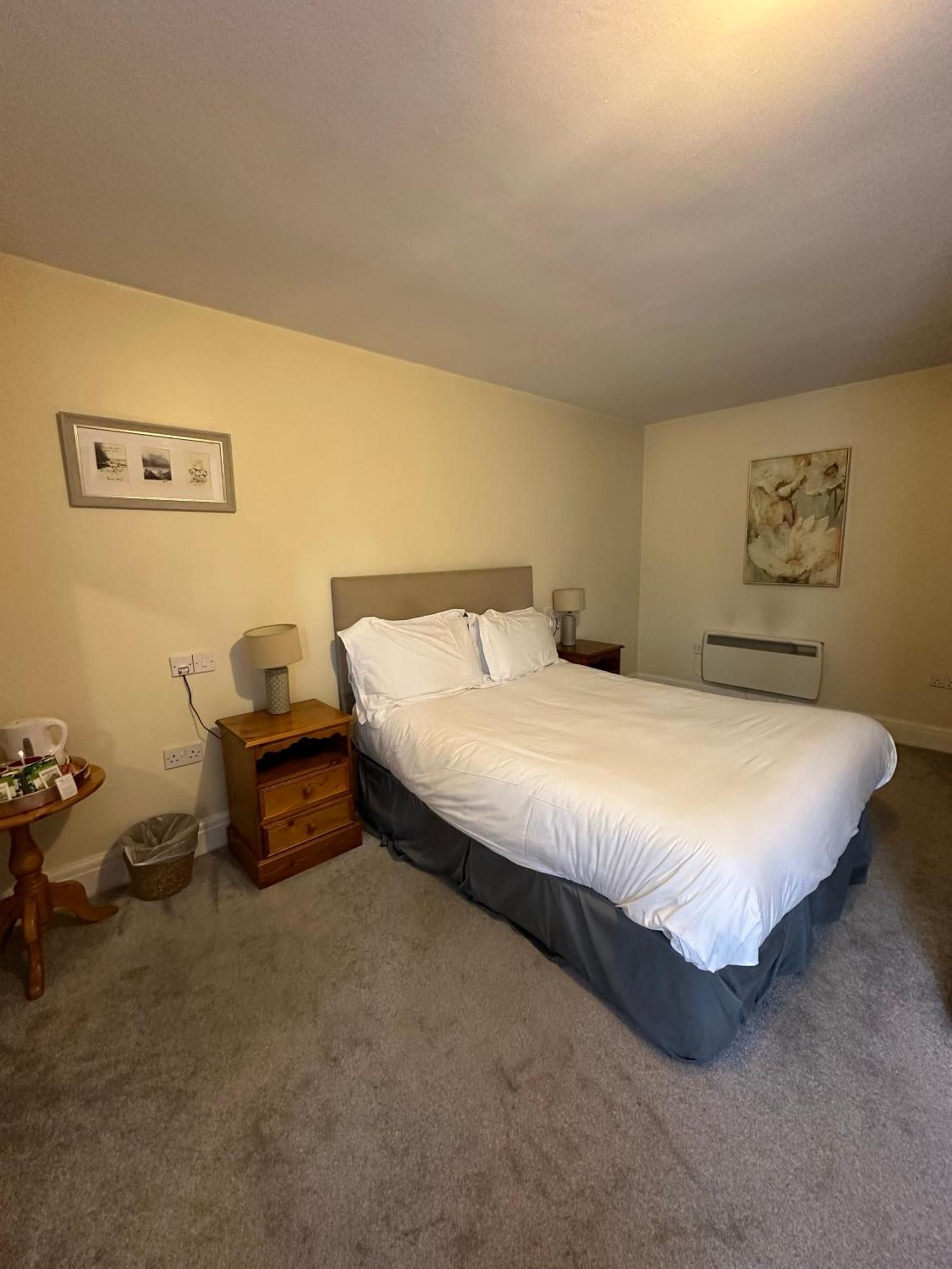 The White Hart Hotel 웰윈 외부 사진