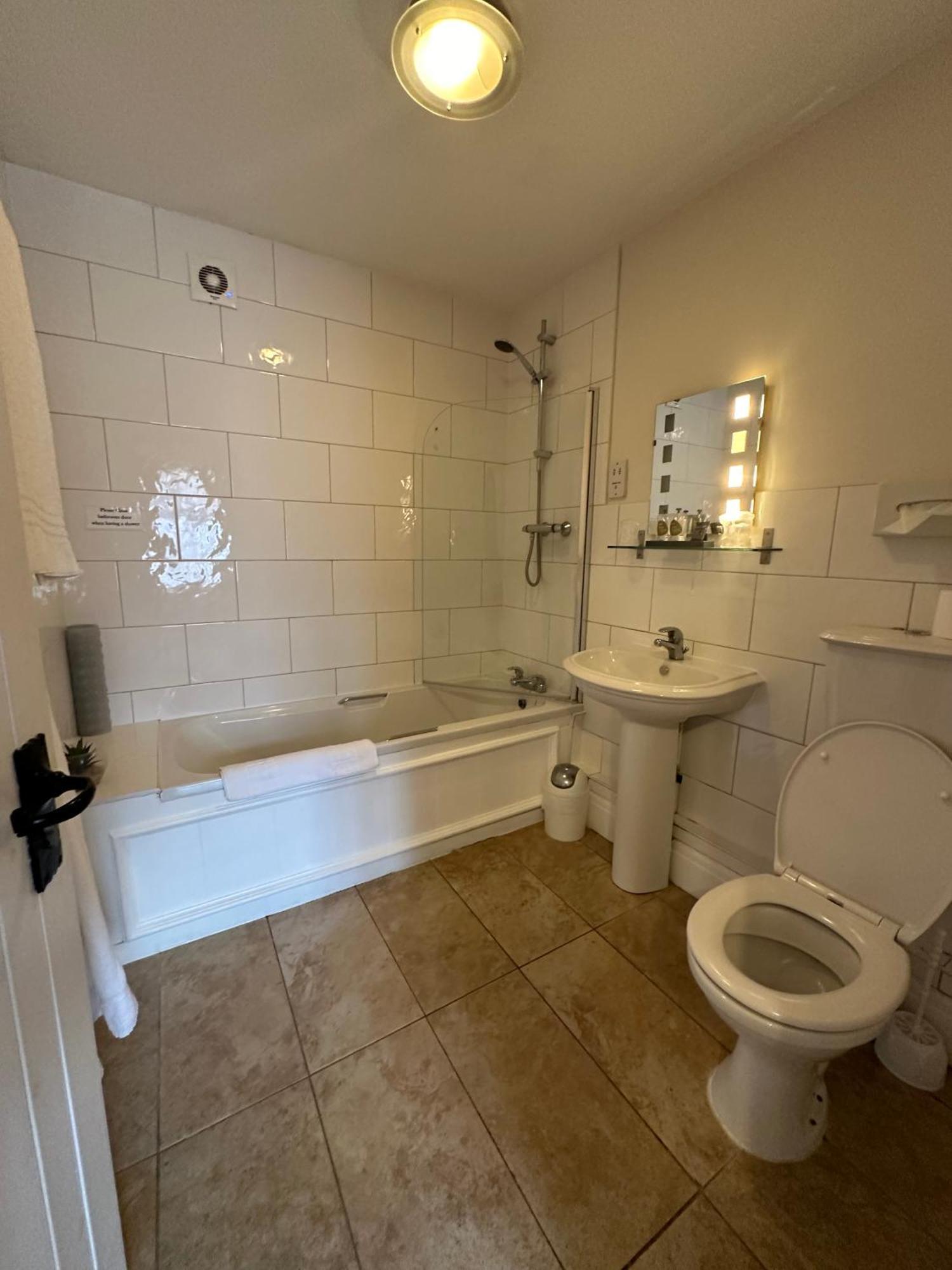 The White Hart Hotel 웰윈 외부 사진
