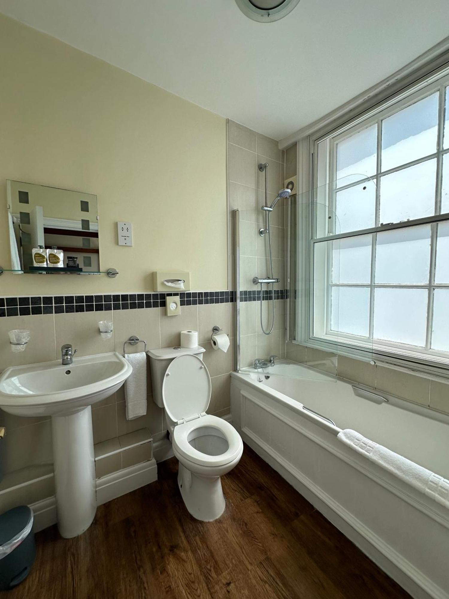 The White Hart Hotel 웰윈 외부 사진