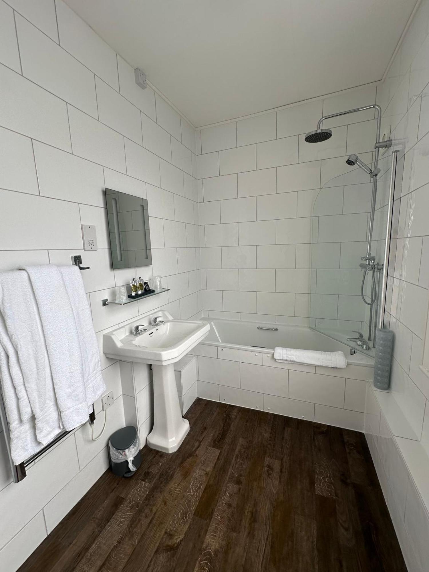 The White Hart Hotel 웰윈 외부 사진